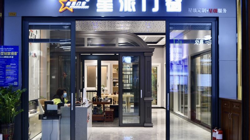 瓷砖与木地板：家装地面材料的选择之道**